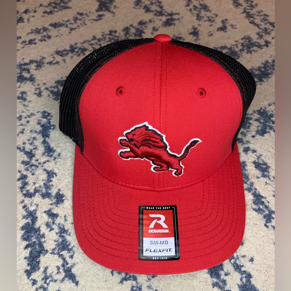 Lion trucker hat richardson Red / Black mesh flex fit sm/md